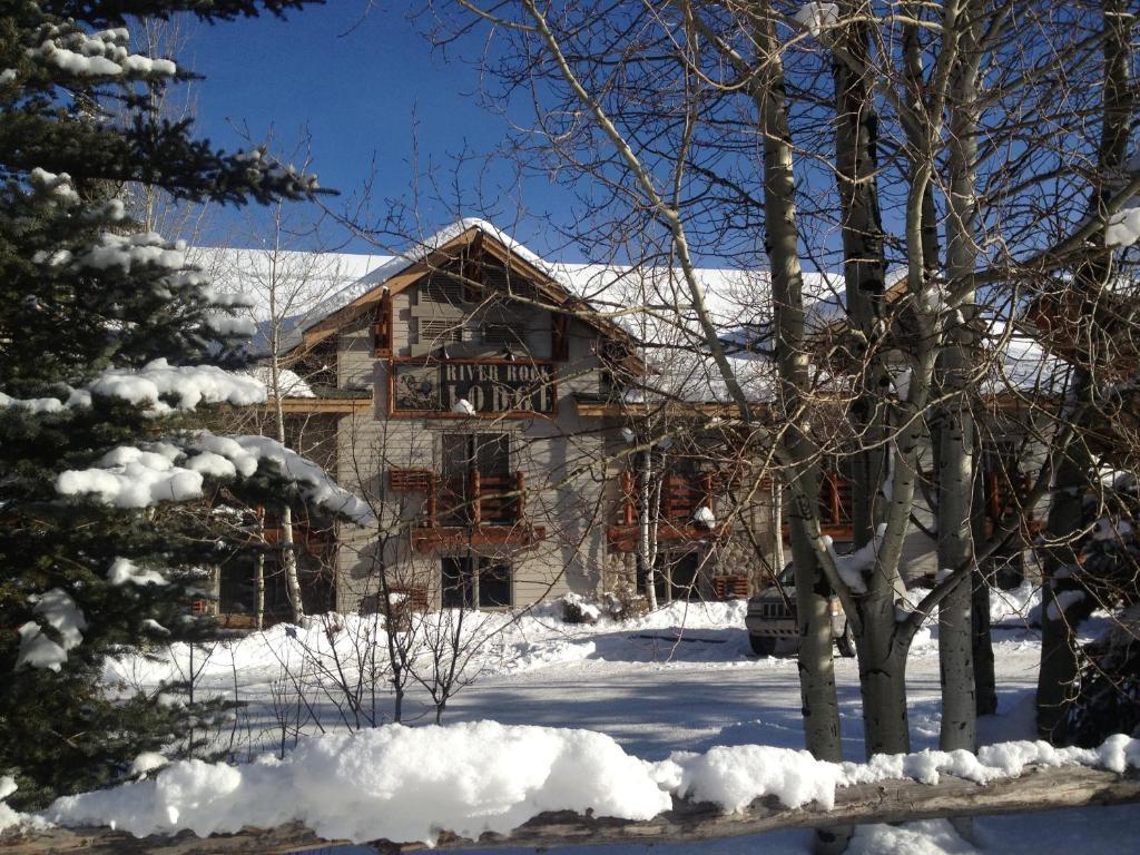 River Rock Lodge Big Sky Exterior photo